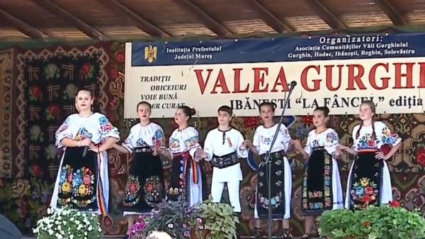 Petrecere la Ibăneşti: gulaş, bulz şi dansuri populare. Evenimentul, deja tradiţie, e ca o întoarcere în timp