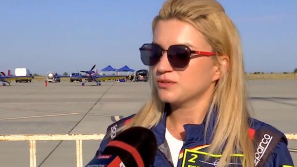 Show aviatic la malul mării. Andreea, singura femeie pilot din echipa de acrobaţie a României: "Mă bucur mult"