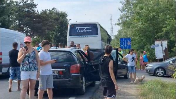 Accident între un autocar şi 4 maşini pe litoral