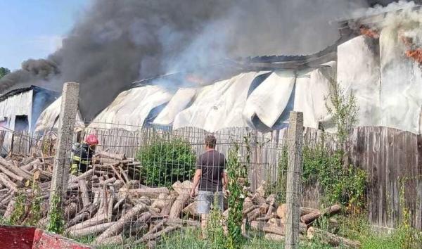 Incendiu puternic la un service auto din Rupea, în Braşov. RO-Alert emis din cauza norului gros de fum