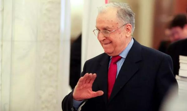 Ion Iliescu rămâne în stare critică. Fostul preşedinte nu mai poate respira fără aparate, organele îi cedează