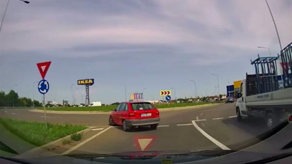 Momentul în care o şoferiţă intră invers într-un sens giratoriu din Timişoara: "A luat-o pe scurtătură"