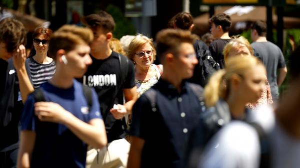 Tinerii români sunt printre cei mai săraci din Uniunea Europeană