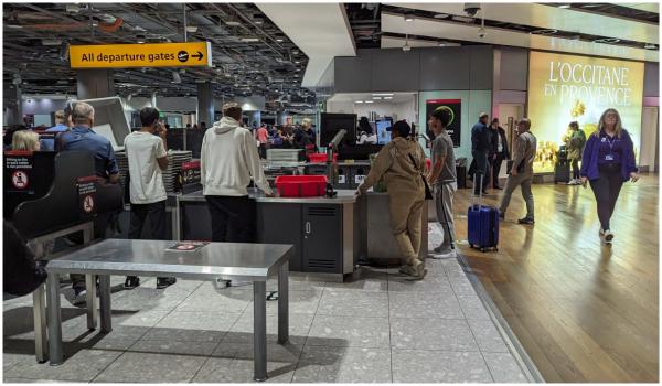 Pasagerii de pe Otopeni scapă de limita de 100 ml la lichide. Cum se schimbă controlul de securitate