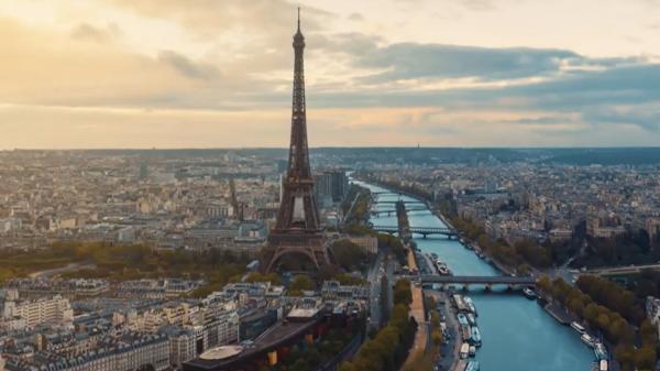 Săritură de senzație de pe Turnul Eiffel terminată la secţia de poliţie