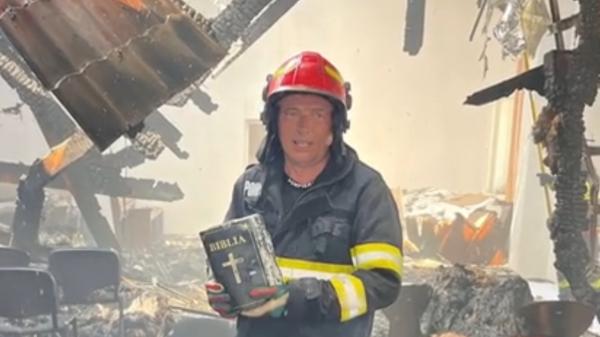 O Biblie a scăpat ca prin minune dintr-un incendiu care a făcut scrum o biserică din Strehaia