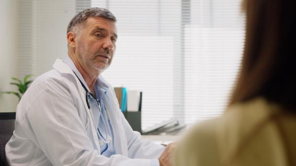 Pacienţii vor valida prin SMS serviciile medicale primite. Rogobete: "Au existat decontări fictive"