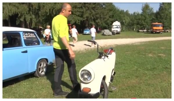 Premieră la întâlnirea trabantiștilor de la Covasna. O bicicletă Trabant le-a atras atenţia participanţilor