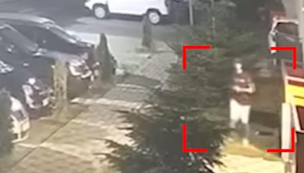 Tânăr filmat în timp ce fură haine de pe balcoane în Florești, Cluj. Ce nu îi place, taie cu foarfeca