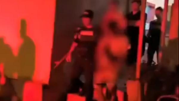 Trei hoţi, dintre care doi de 15 ani, prinşi într-o maşină furată. Un pilot de raliu a intrat în ei accidental