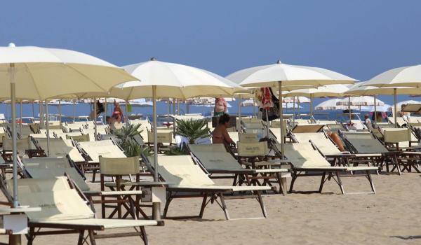 Italienii boicotează plajele private: Preţul pentru un singur şezlong ajunge şi la 90 de euro de persoană