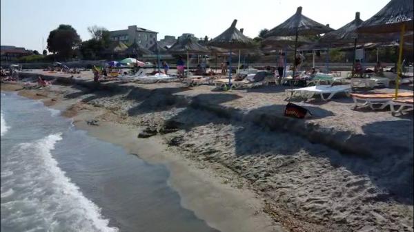 Plaja Diana din Saturn, distrusă de furtună. Valurile de doi metri au muşcat din plajă şi au creat dune uriaşe