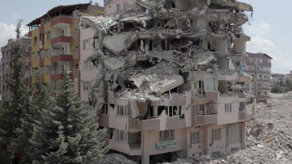 Cutremur în Turcia: Proprietarul şi constructorul clădirii în care a murit un om, arestaţi