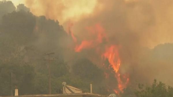 Incendiile au pus stăpânire pe Europa. Doi români au murit în Grecia, unul dintre ei fiind considerat erou