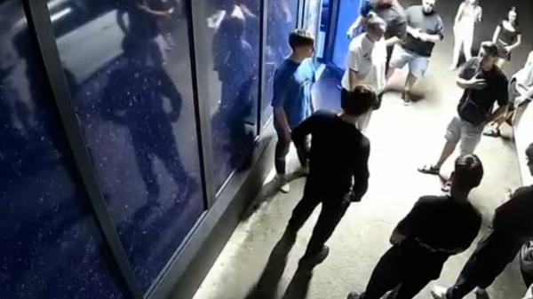 Adolescent, bătut crunt de un campion la box de 17 ani din Bacău pentru o fată