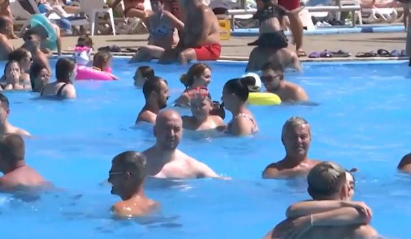 S-a dat startul distracţiei pentru minivacanţa de Sfânta Maria. Turiştii au dat năvală la piscină