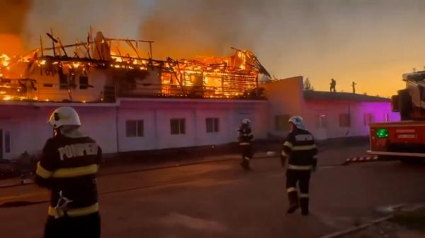 Incendiu de proporţii la un complex turistic din Hunedoara. 300 de metri pătraţi au ars, pagubele sunt uriaşe