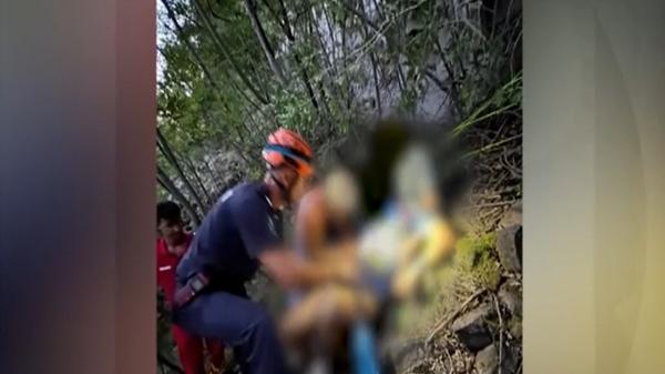 Aterizare forțată cu parapanta: bărbat de 37 de ani, salvat de pompierii alpiniști din Hunedoara