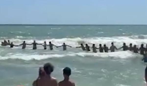 Lanţ uman pentru salvarea a trei turişti care au ignorat steagul roşu la Jupiter. Un bărbat a murit înecat