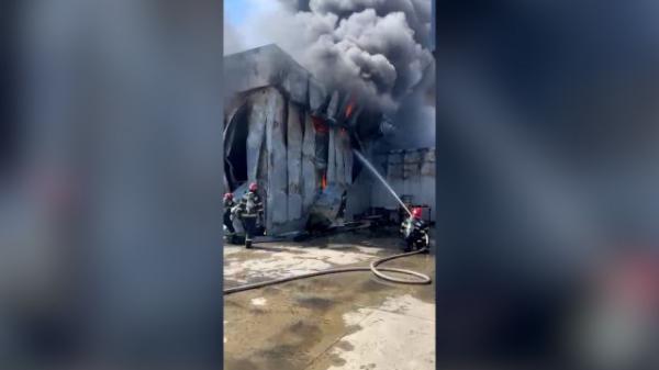 Incendiu violent la depozitul Sameday din Iaşi. Zeci de pompieri se luptă cu flăcările