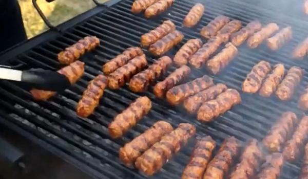 Secretul celor mai buni mici, dezvăluit de bucătarii din Bistriţa. Oamenii au stat la cozi interminabile