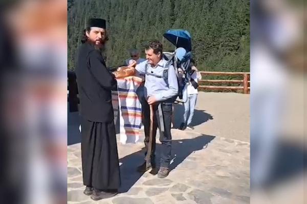 Nicuşor Dan, în vizită la Mânăstirea Prislop. Preşedintele, întâmpinat de stareţ cu pâine şi sare