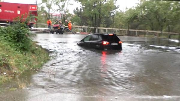 Cod roşu de ploi în Gorj şi Mehedinţi. Pompierii, chemaţi să scoată maşini blocate de puhoaiele de apă