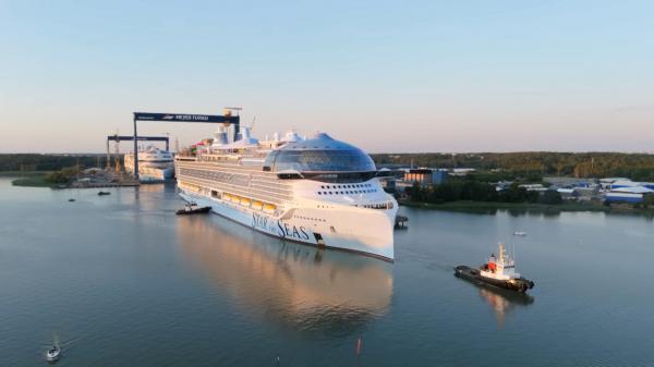 Cât costă o vacanţă pe Steaua Mărilor, cel mai mare vas de croazieră din lume. Are 60 de restaurante la bord