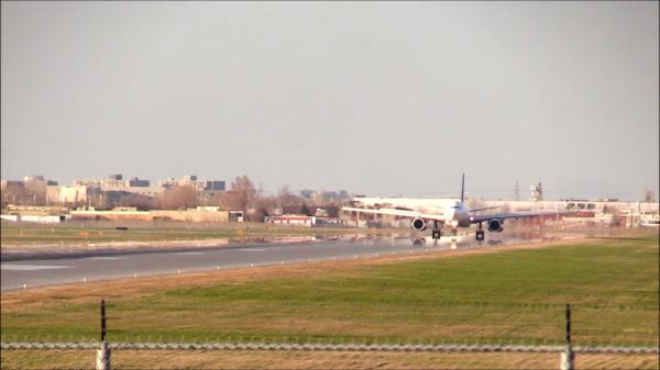 Topul ţărilor în funcţie de câţi aplaudă la aterizare. Românii sunt fruntaşi