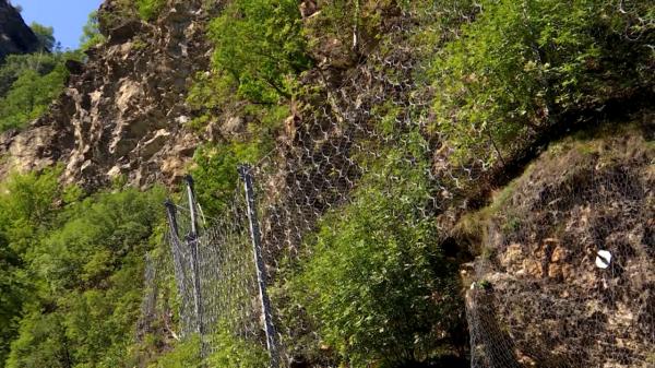 Trafic cu restricții pe DN7, în Vâlcea. Versanții vor fi securizați cu plase metalice