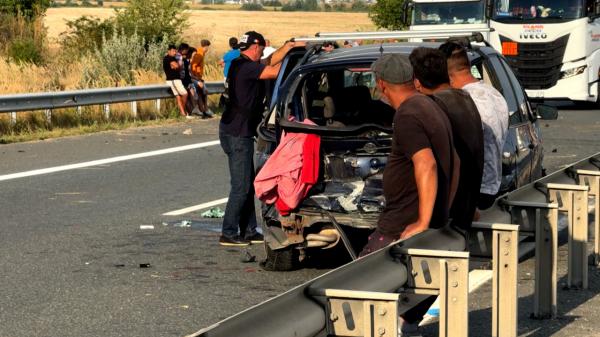Accident cu 7 victime pe autostradă, după ce cauciucul maşinii a explodat. Victimele, aruncate pe şosea
