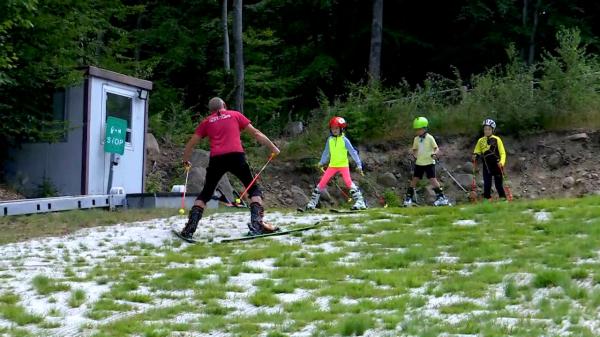 Schi în pantaloni scurți. Pârtia artificială din Cavnic aduce iarna în mijlocul verii