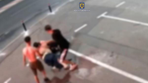 Momentul în care un bărbat este snopit în bătaie de trei tineri, în faţa unui cazino din Timişoara
