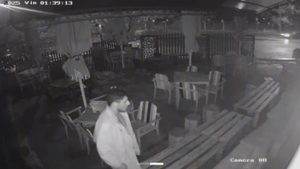 Momentul în care un tânăr fură un televizor de pe terasa unui local. Ce i-a promis proprietarul