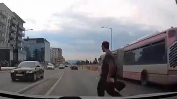 Un pieton a fost lovit pe DN1 după ce a traversat ilegal. Bărbatul a refuzat să meargă la spital