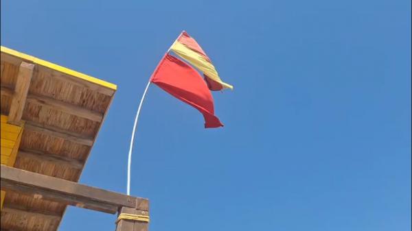 Pericol pe litoral. Salvamarii au arborat steagul roşu şi îi sfătuiesc pe turişti să fie precauţi