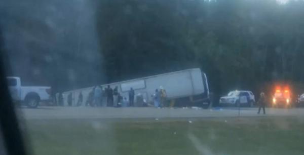 Cinci morți și zeci de răniți după ce un autocar plin cu turiști s-a răsturnat, în New York