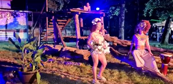 Defilare de modă inedită în ţarcul leilor de la Zoo Târgu Mureş: creaţii sustenabile, aplaudate de public