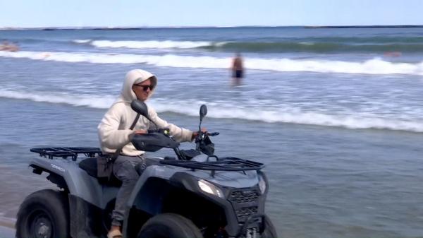 Turiştii de pe litoral, cu hanoracul la plajă. Cea mai friguroasă dimineaţă de 25 august din ultimii 45 de ani