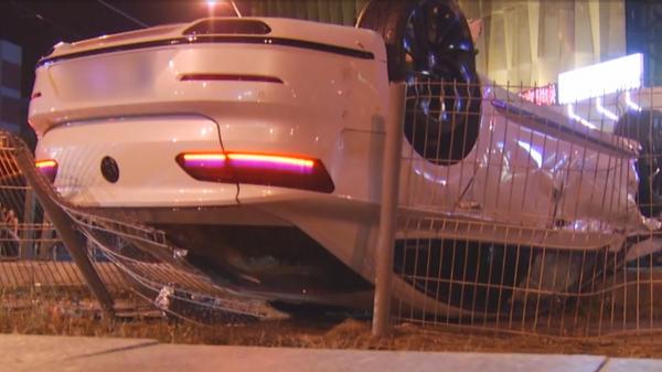 Un tânăr s-a răsturnat cu maşina într-o staţie de tramvai din Sectorul 5, după o întrecere. "Avea 120 km/h"