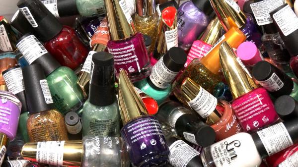 Sabina, manichiuristă din Timişoara, va arunca produse de 12.000 lei după interzicerea TPO în Europa