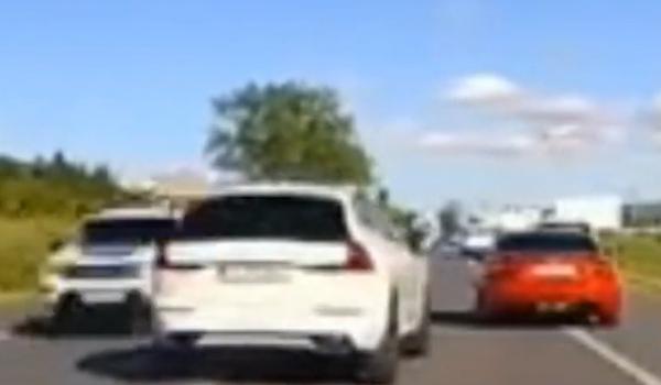 Pe contrasens, în faţa Poliției: tragedie evitată la limită în Iaşi. Imaginile filmate de camera de bord