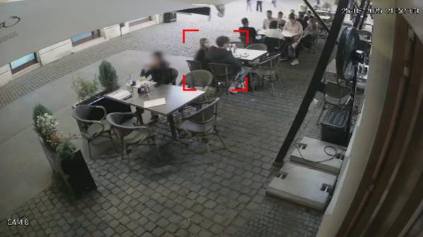 Doi tineri, filmaţi cum mănâncă la un restaurant din Timişoara, apoi o rup la fugă fără să plătească nota