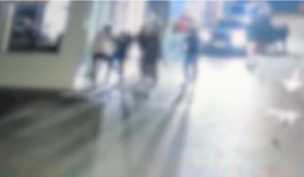 Tânăr de 23 de ani, snopit în bătaie la o benzinărie din Bacău. Scena, surprinsă de camere