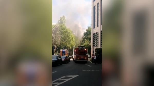 Alertă în Bucureşti, după ce un incendiu a izbucnit la acoperişul Restaurantului Mărul de Aur