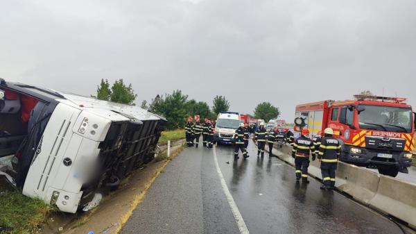 Planul Roşu, activat în Cluj după ce un autocar cu 20 de persoane s-a răsturnat: 11 persoane rănite, un mort