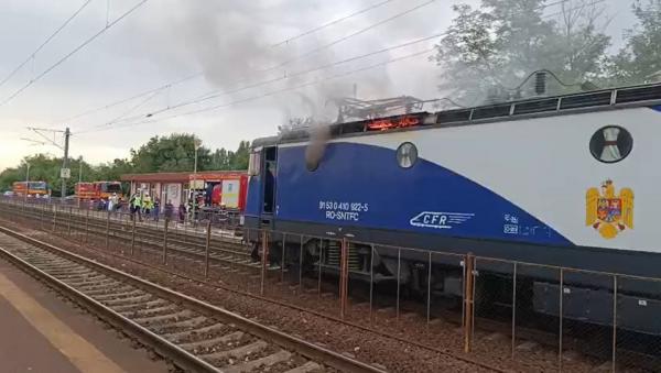 Tren în flăcări pe tura Constanţa - Craiova. Călătorii au fost daţi jos şi aşteaptă pe şine