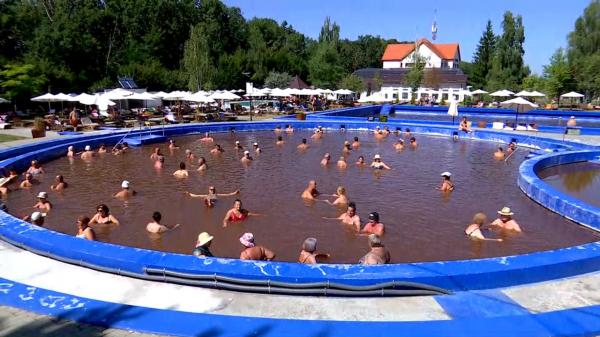 Staţiuni cu turişti mai mulţi decât localnici. Mii de oameni se tratează în lacurile saline de la Ocna Șugatag
