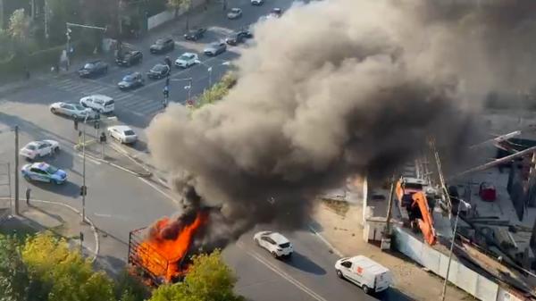 Incendiu violent în apropiere de Restaurantul Doi Cocoşi. O autoutilitară a luat foc 