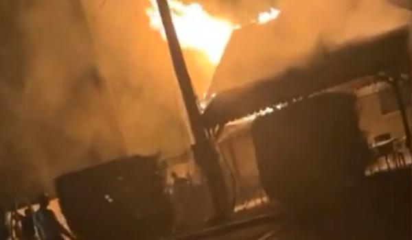 Un restaurant din Mehedinţi a fost cuprins de flăcări, după ce un tir a doborât doi stâlpi de electricitate